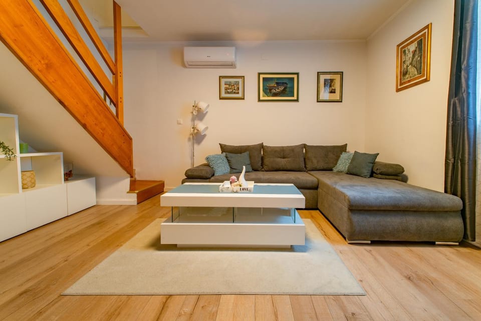 Living room, Seating area, air conditioner
