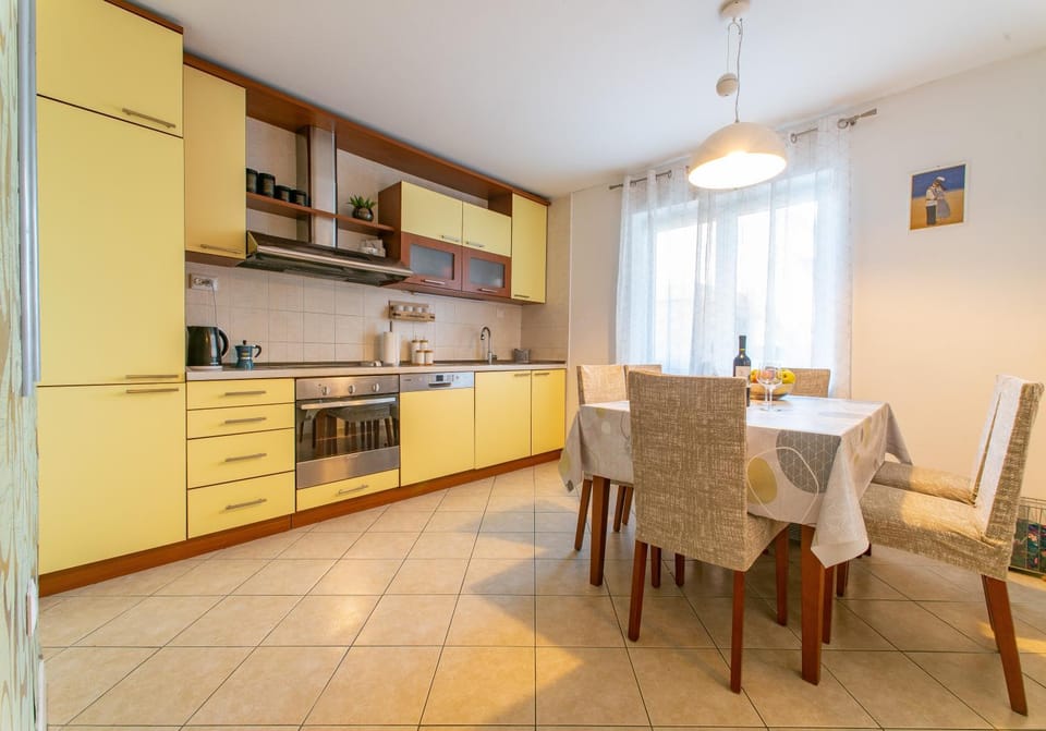 Kitchen or kitchenette, Dining area, dishwasher, pet friendly