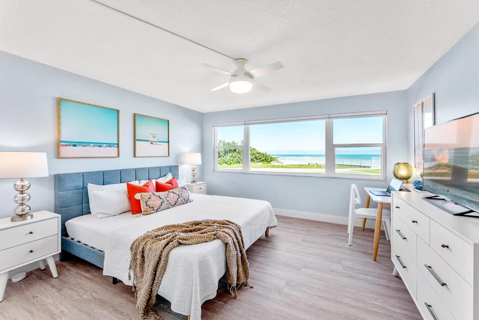 Bed, TV and multimedia, Bedroom, Sea view