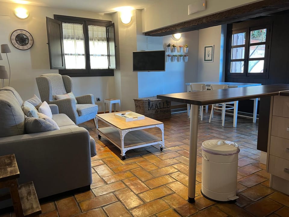 Kitchen or kitchenette, Seating area