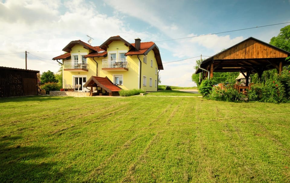 Facade/entrance, Day, Neighbourhood, Natural landscape, Summer, Decorative detail