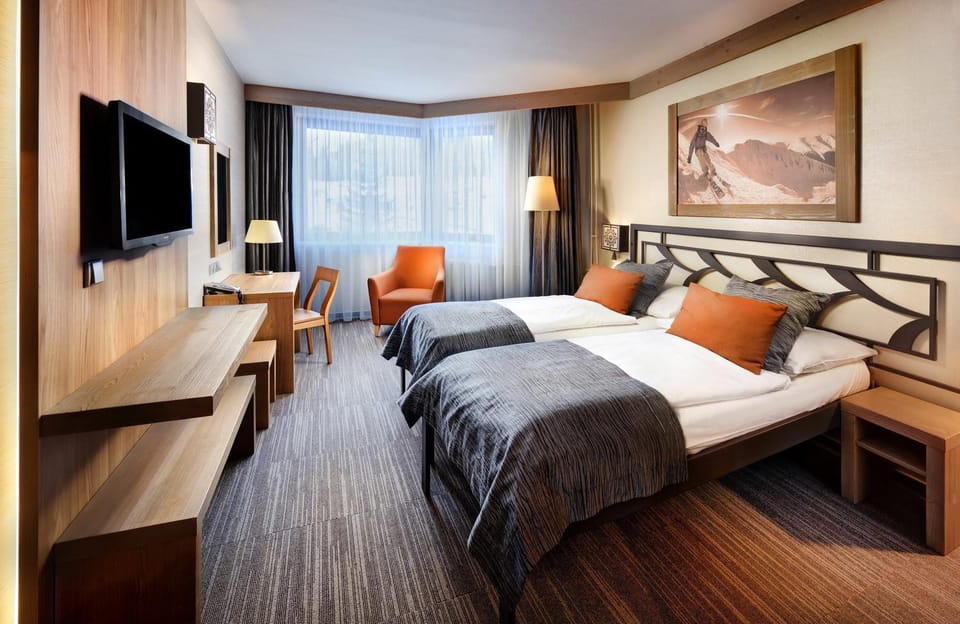 Communal lounge/ TV room, Bed, TV and multimedia, Living room, Photo of the whole room, Seating area, Evening entertainment, Bedroom, hair dresser