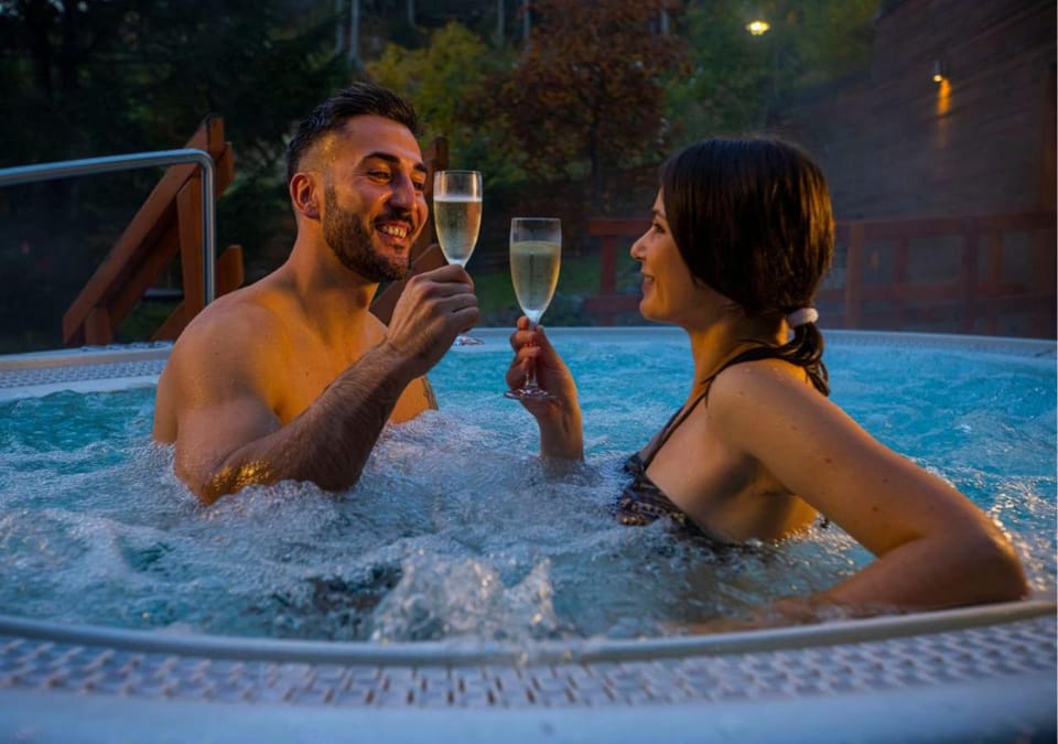 People, Natural landscape, Hot Tub, Spa and wellness centre/facilities, Food and drinks, Guests, Drinks, Alcoholic drinks, group of guests, Open Air Bath