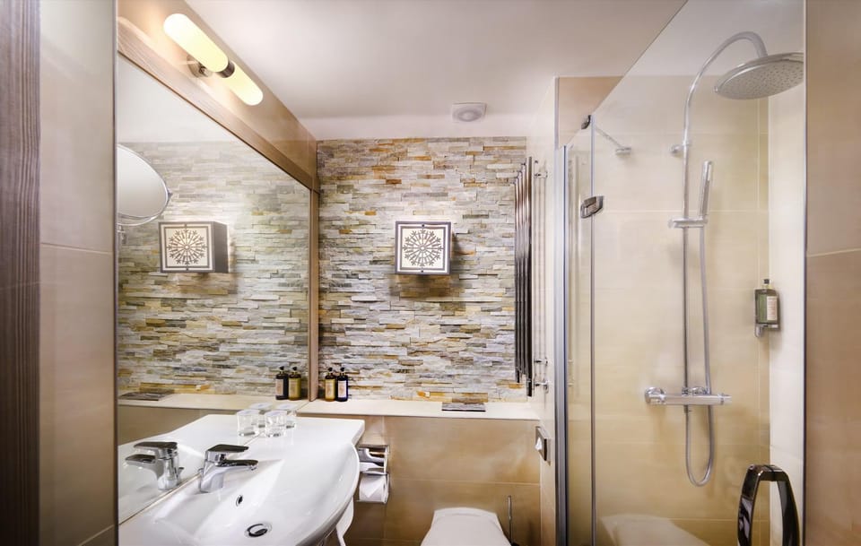 Shower, Toilet, Bathroom, towels