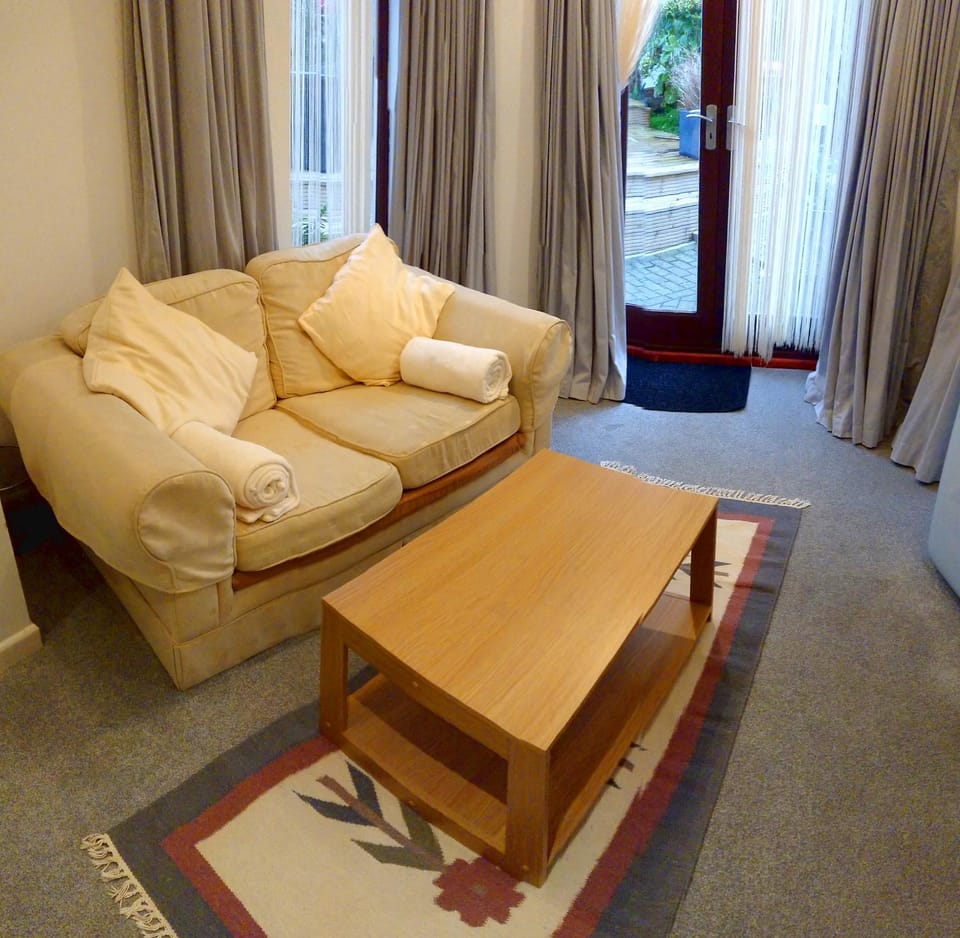 Photo of the whole room, Seating area