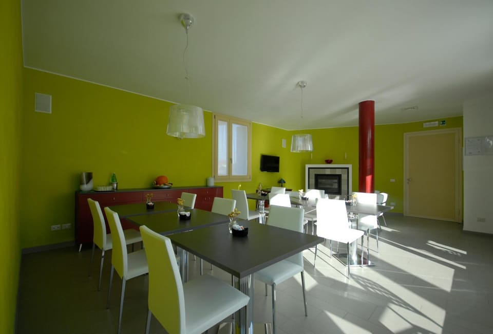 Communal lounge/ TV room, Lobby or reception