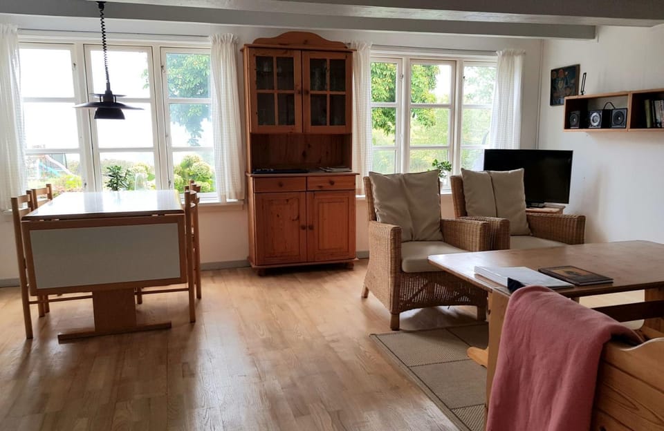 TV and multimedia, View (from property/room), Seating area, Dining area