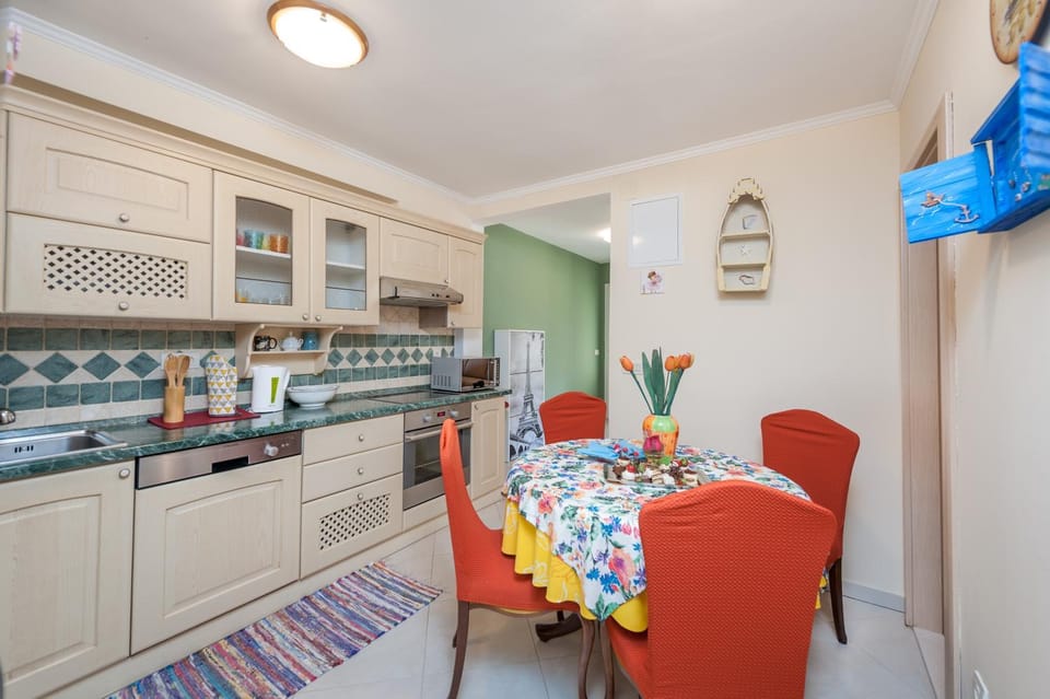 Kitchen or kitchenette, Seating area