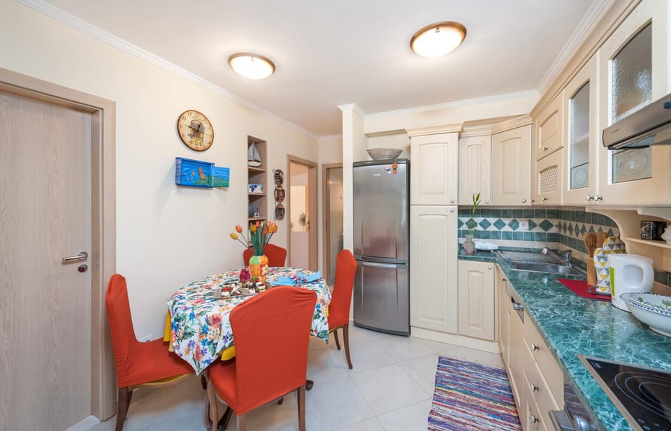 Coffee/tea facilities, Kitchen or kitchenette, Dining area