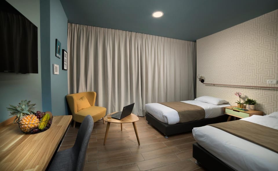 Bed, TV and multimedia, Dining area, Bedroom