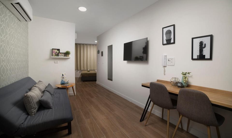 Bed, Dining area