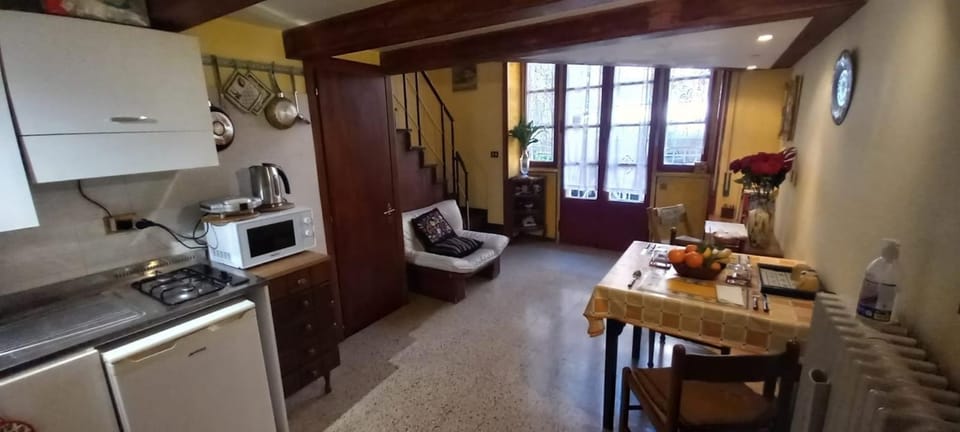 Kitchen or kitchenette, Photo of the whole room, Seating area, Dining area, minibar, stove