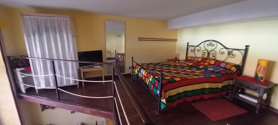 Bed, TV and multimedia, Bedroom