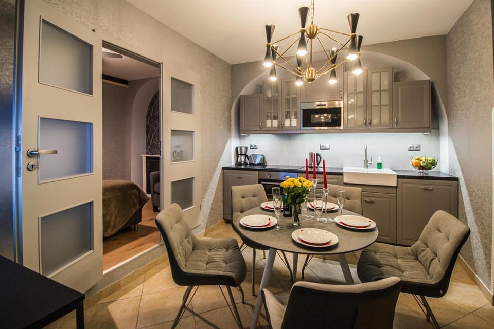 Kitchen or kitchenette, Dining area