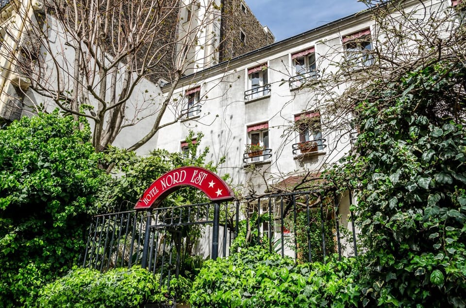 Facade/entrance, Day, Garden