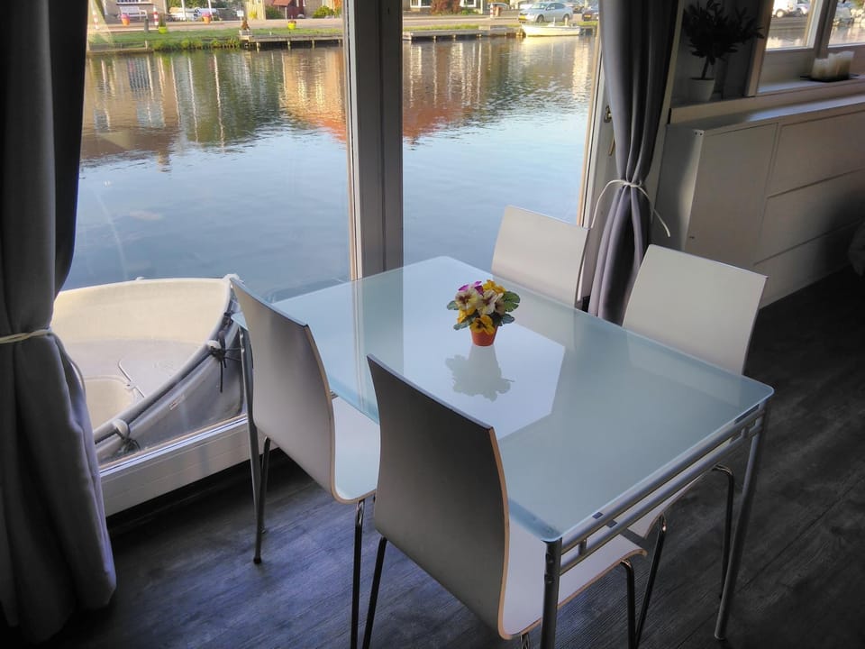 Seating area, Dining area, Lake view, River view