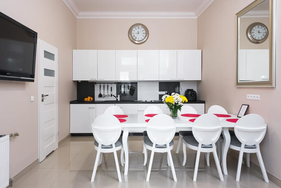 Kitchen or kitchenette, Dining area
