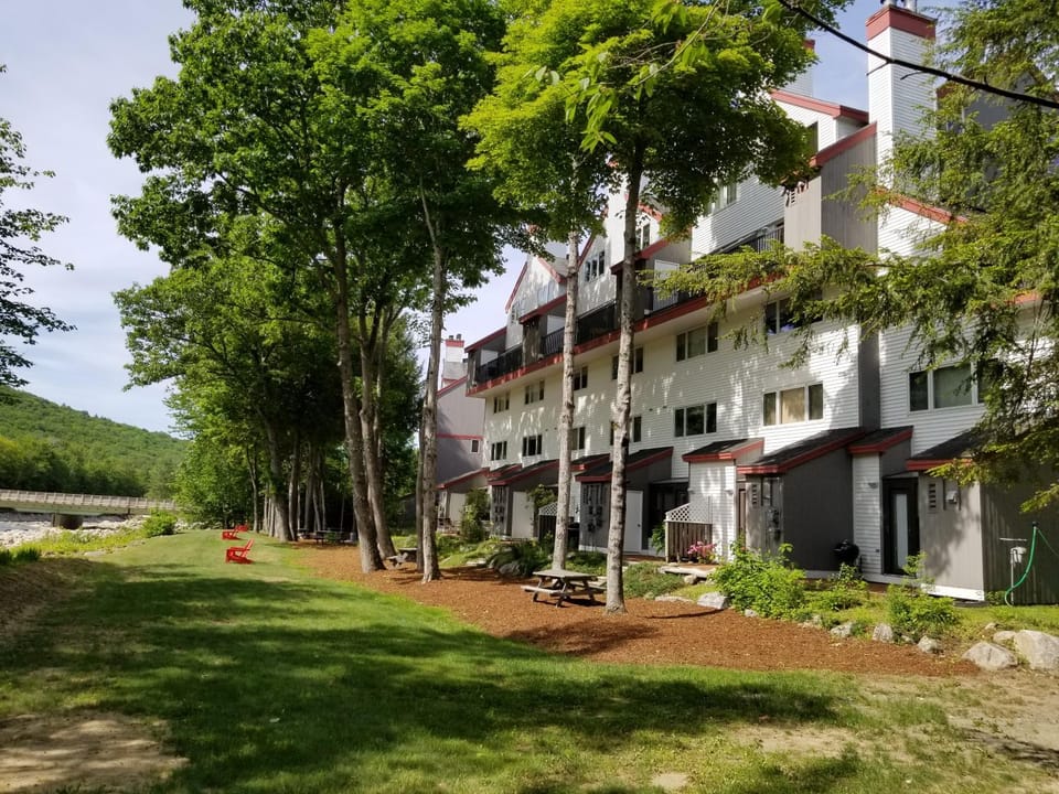 Facade/entrance, BBQ facilities, Balcony/Terrace, On site, Mountain view, River view