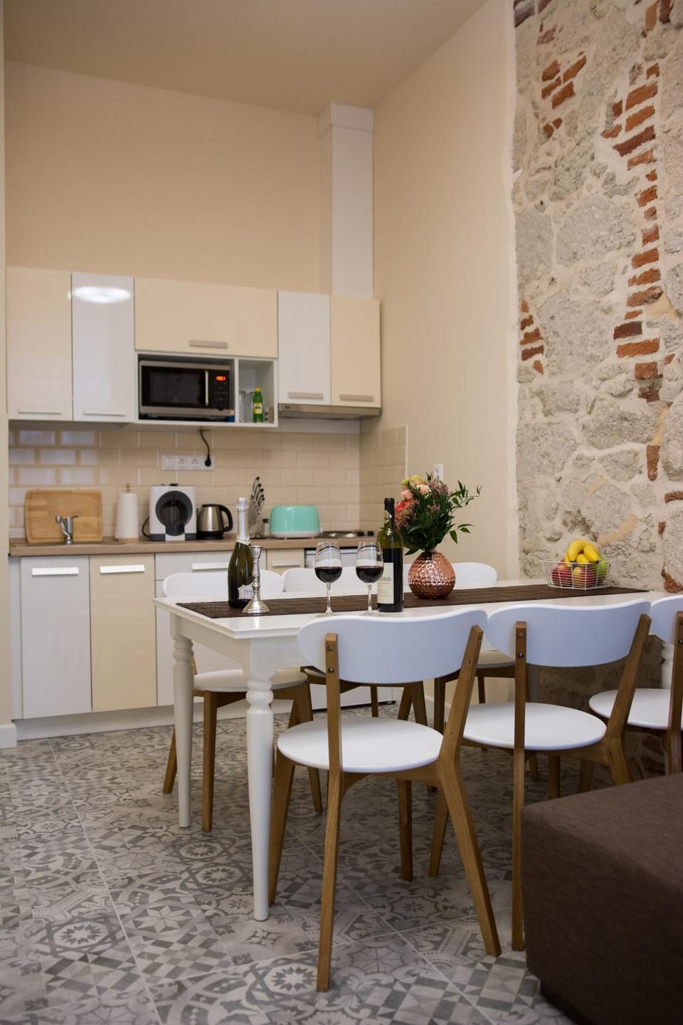 Kitchen or kitchenette, Dining area