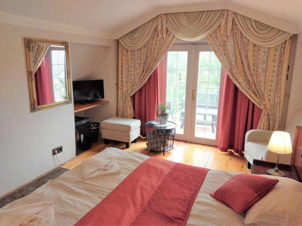 Photo of the whole room, Bedroom