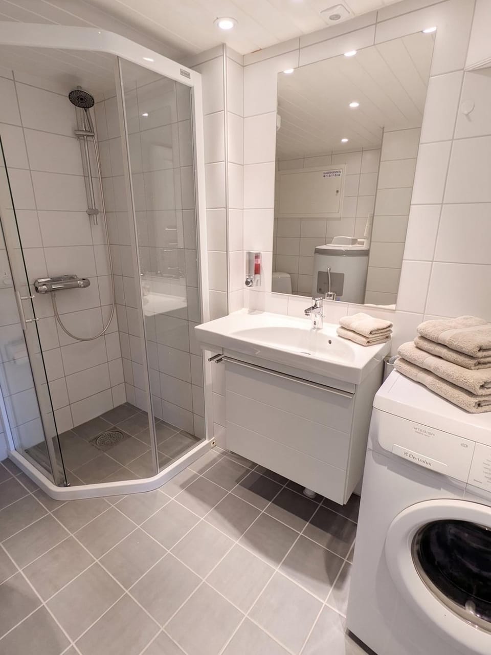 Bathroom, towels, washing machine
