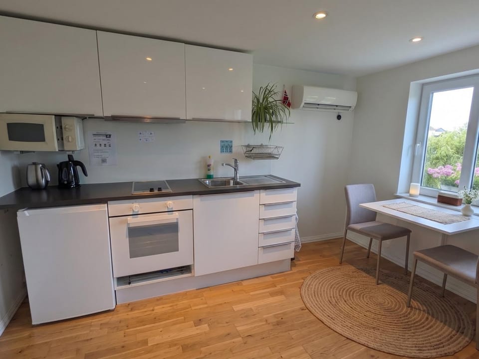 Coffee/tea facilities, Kitchen or kitchenette, Dining area, stove