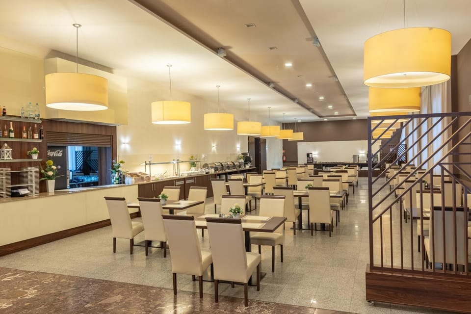 Restaurant/places to eat, Dining area, Breakfast, Lunch