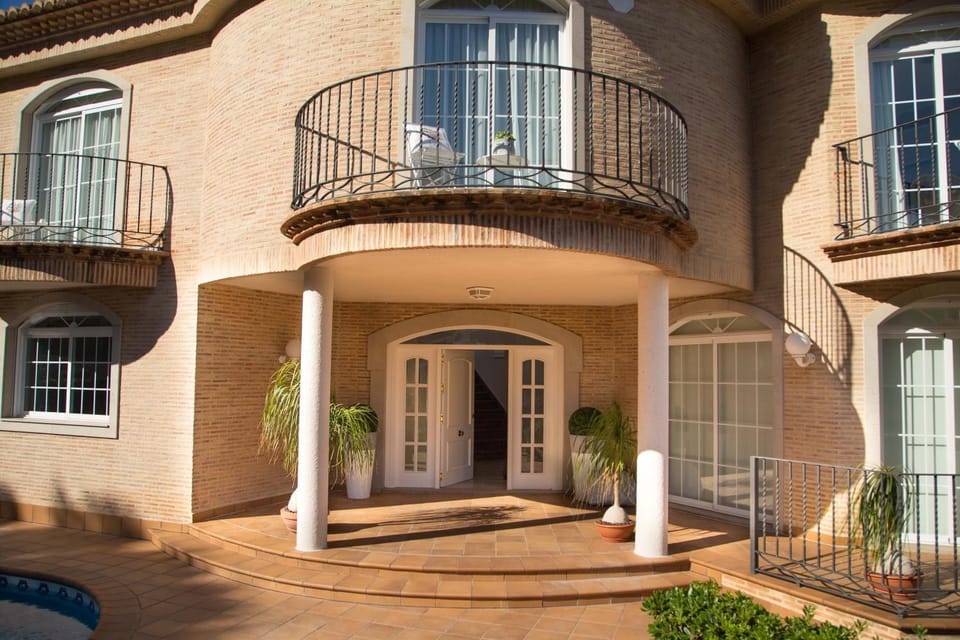 Property building, Patio, Facade/entrance