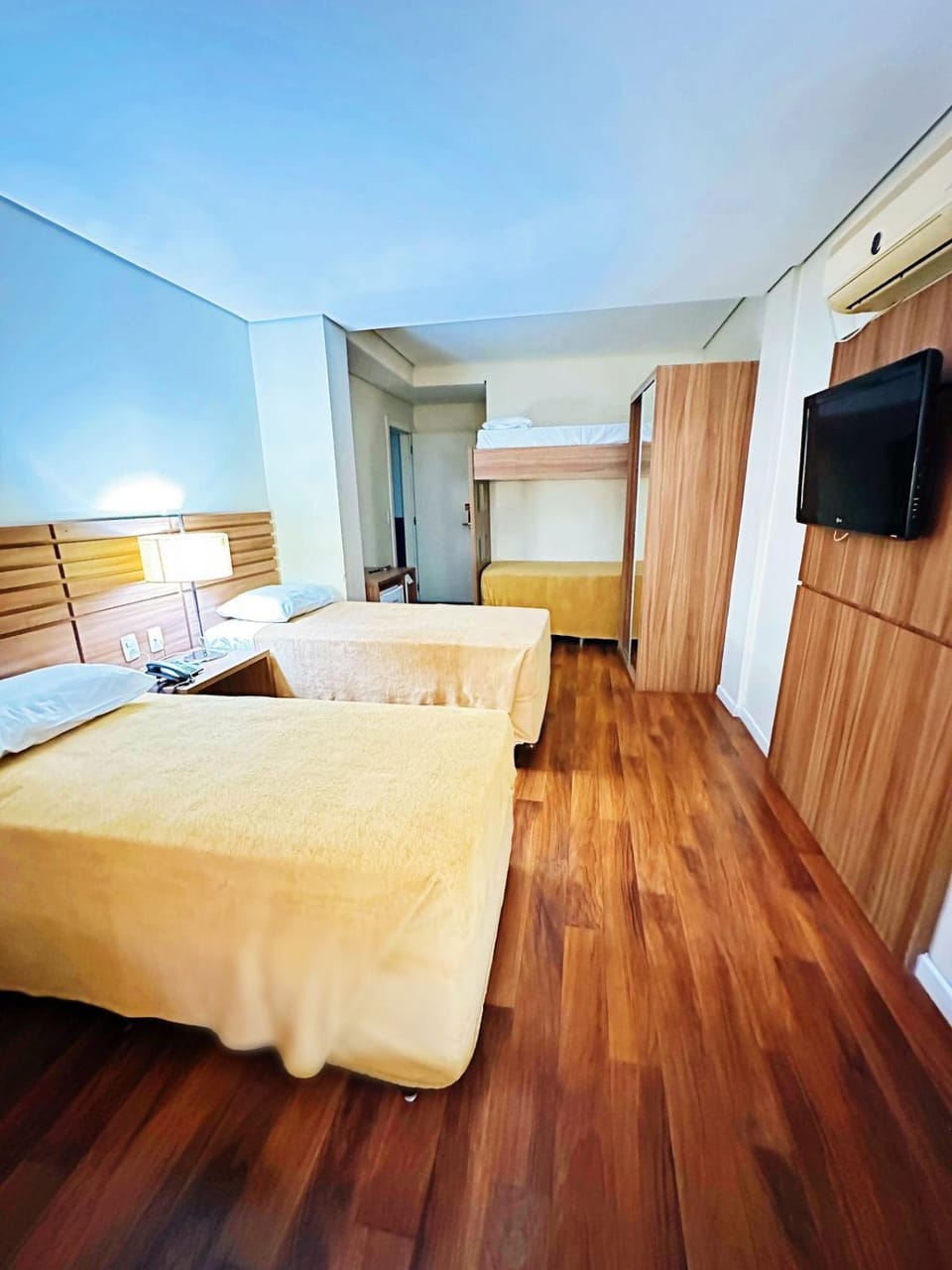 Bed, TV and multimedia, Photo of the whole room, Bedroom, wardrobe, air conditioner