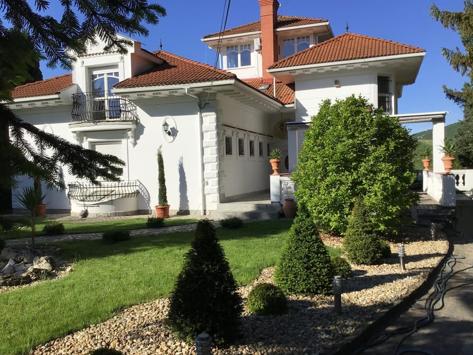 Property building, Day, Garden, Garden view