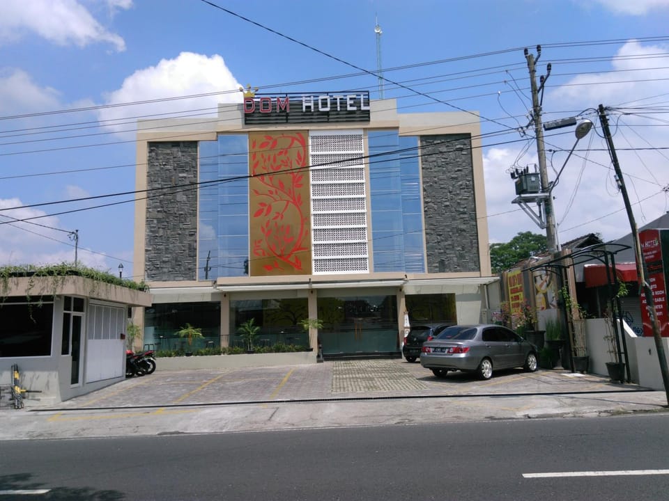 Facade/entrance, City view