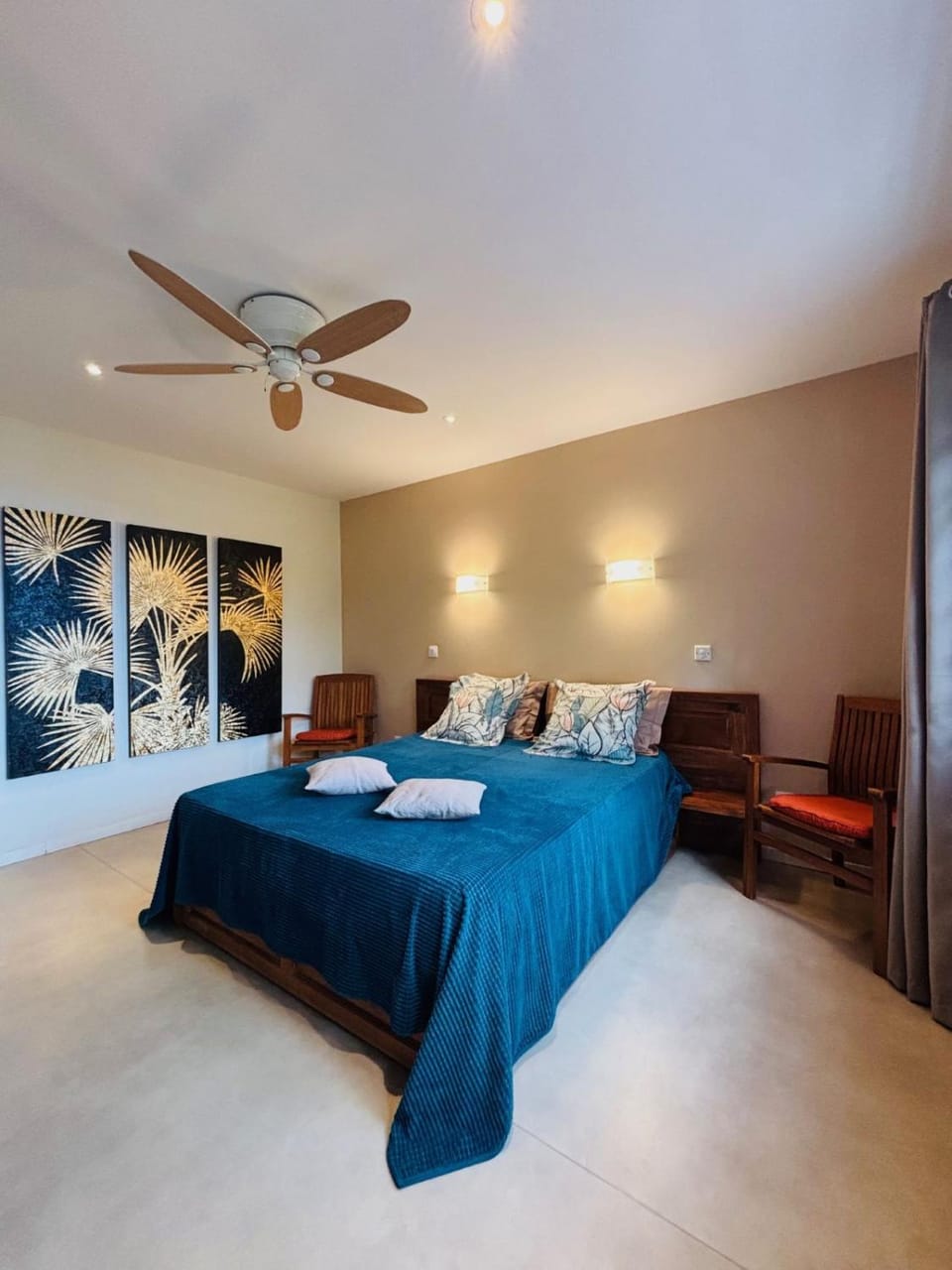 Photo of the whole room, Bedroom