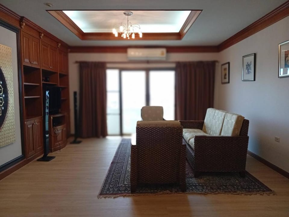 Communal lounge/ TV room, TV and multimedia, Living room, Seating area, Evening entertainment