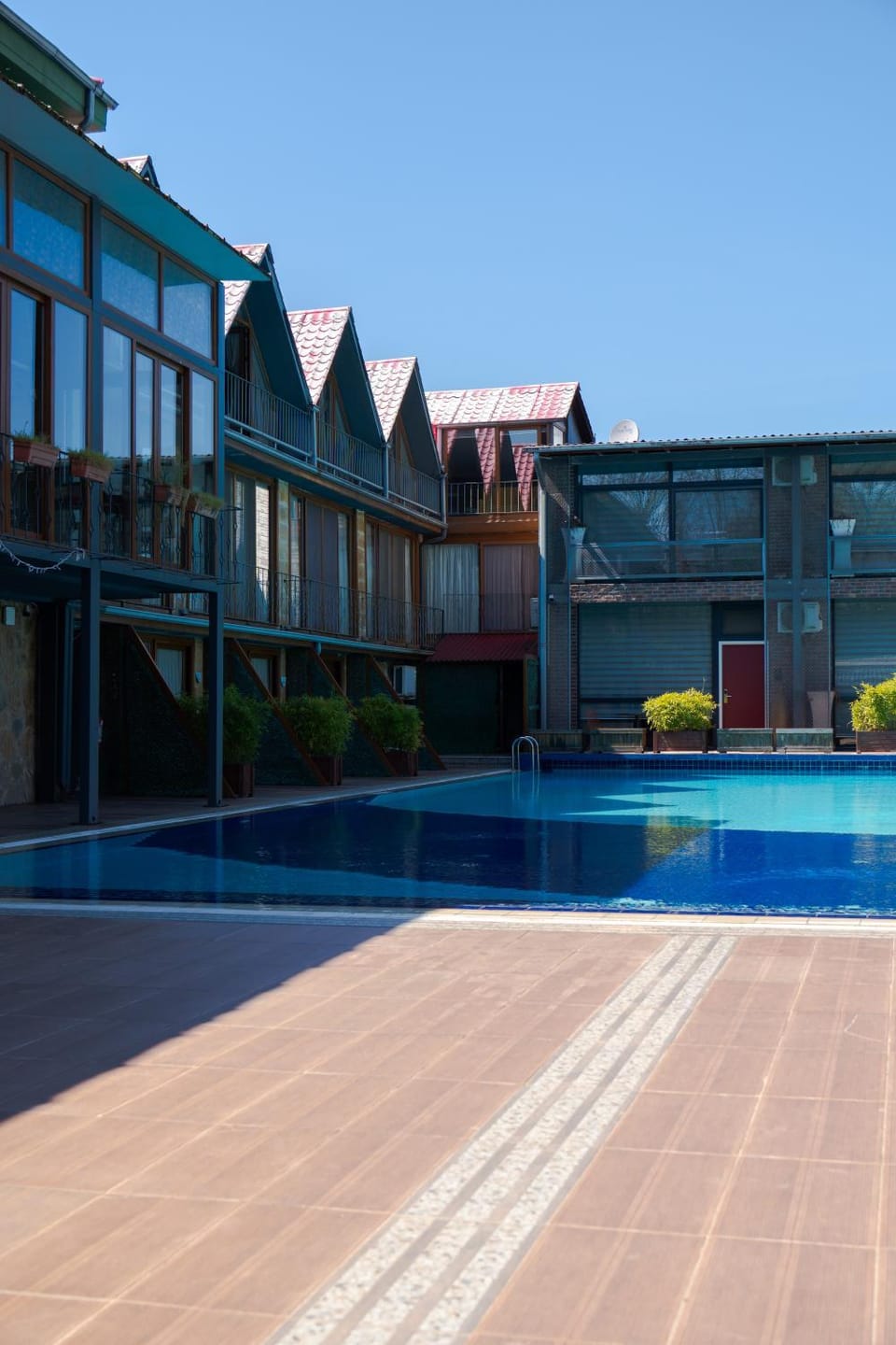 Property building, Day, Pool view, Swimming pool