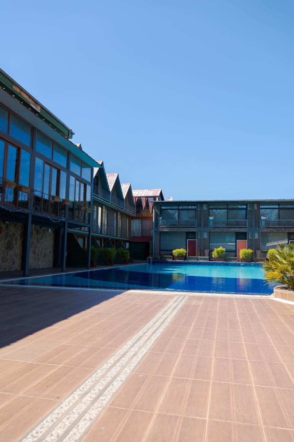 Property building, Day, Pool view, Swimming pool