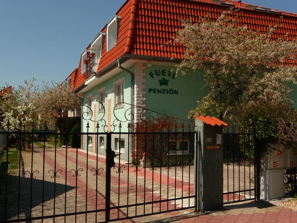 Facade/entrance