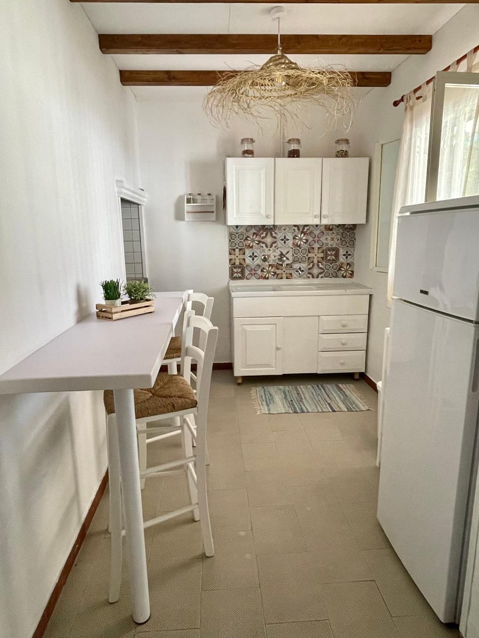 Kitchen or kitchenette, Dining area, stove