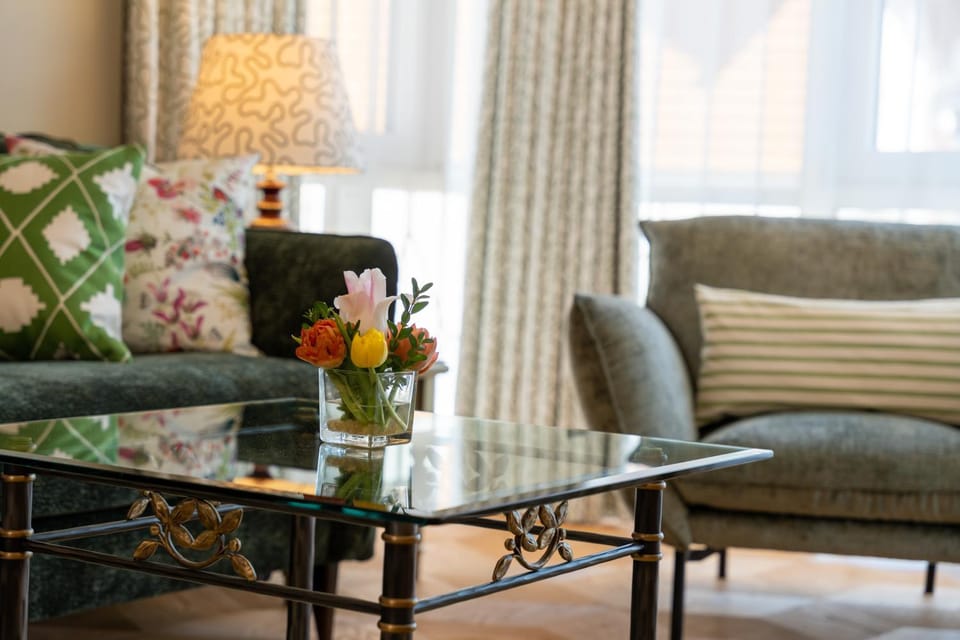 Living room, Seating area