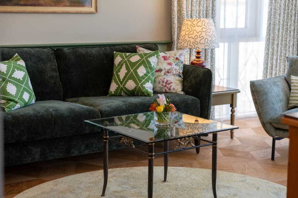 Living room, Seating area