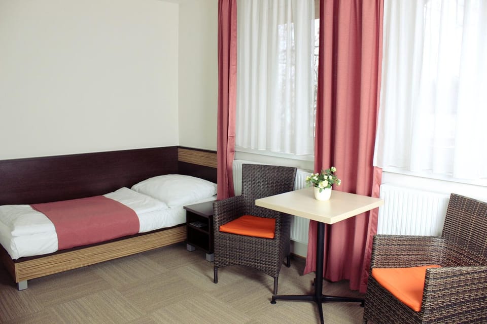 Bed, Coffee/tea facilities, Photo of the whole room, On site