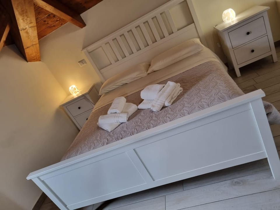 Bedroom, towels