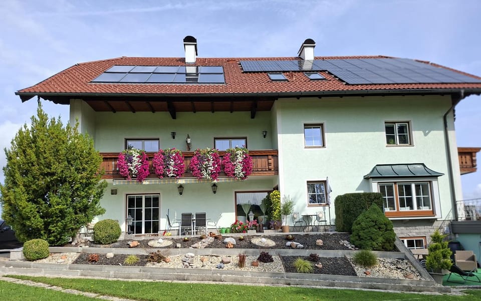 Property building, Garden, Balcony/Terrace