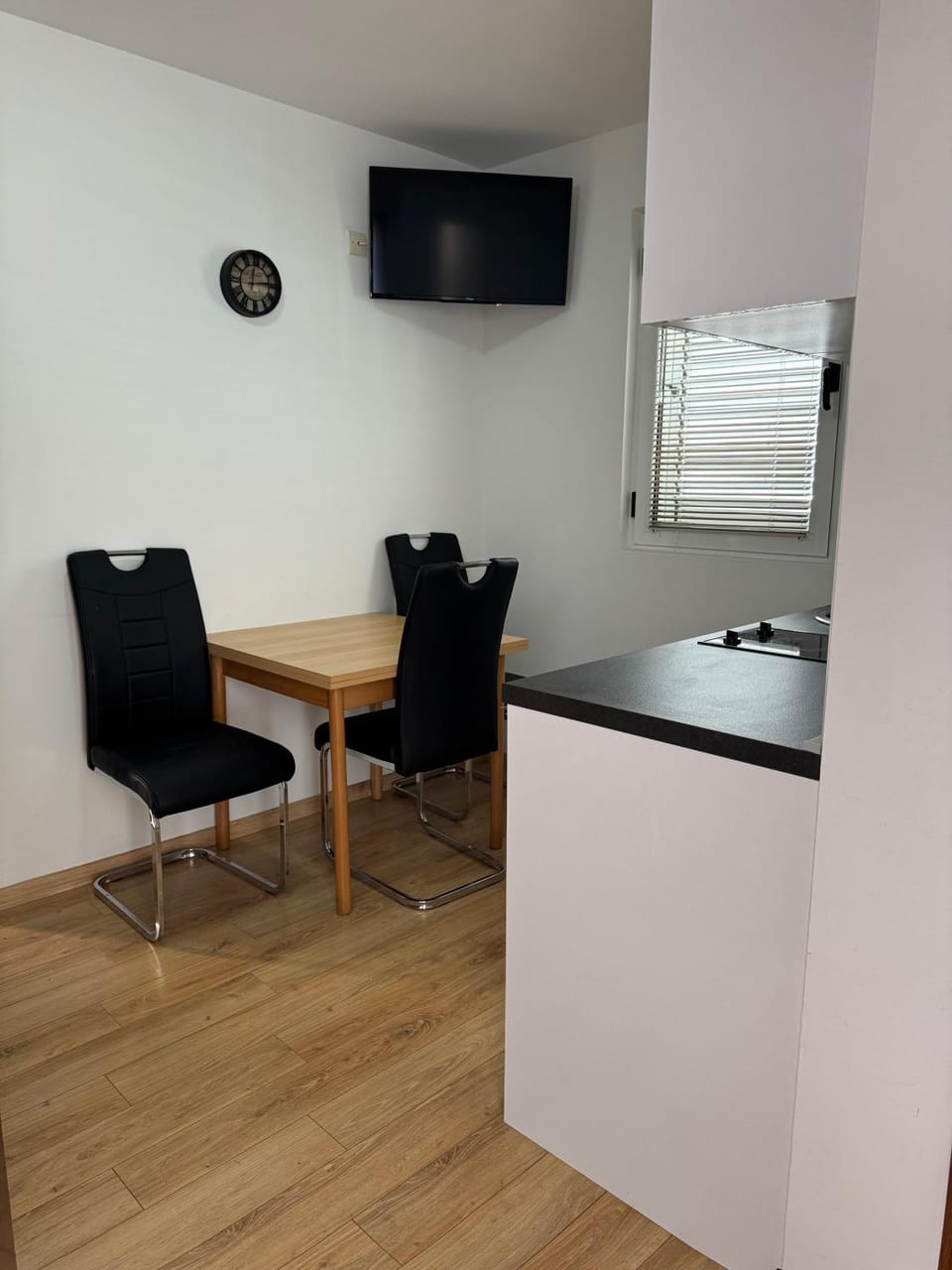Kitchen or kitchenette, Seating area, Dining area