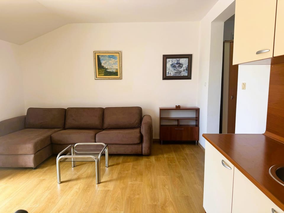 Bed, Kitchen or kitchenette, Living room, Seating area, Dining area