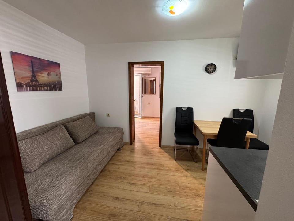 TV and multimedia, Kitchen or kitchenette, Living room, Seating area
