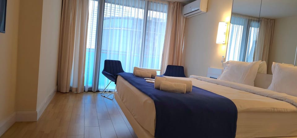 Bed, Living room, Photo of the whole room, Seating area, Bedroom