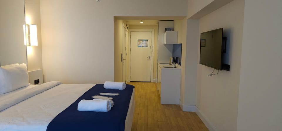 Bed, TV and multimedia, Photo of the whole room, Bedroom