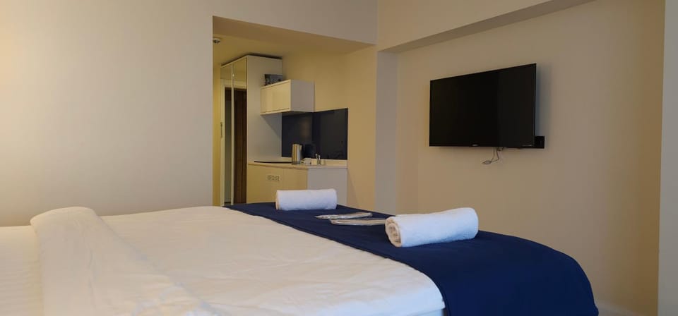 Bed, TV and multimedia, Bedroom, towels