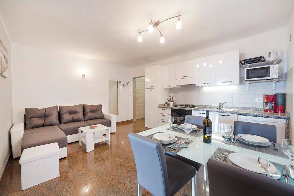 Kitchen or kitchenette, Living room, Seating area, Dining area