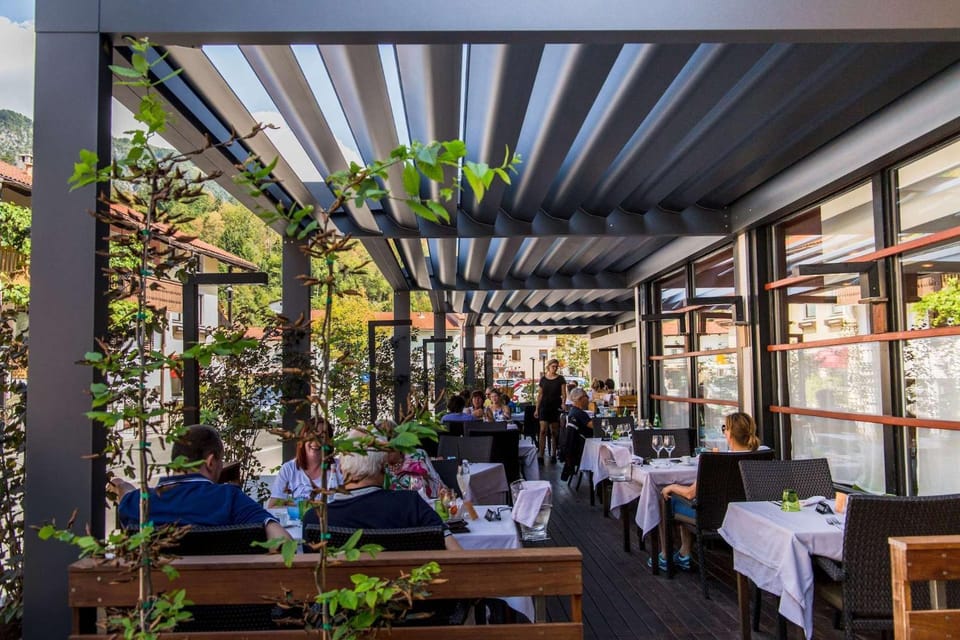 Restaurant/places to eat, People, BBQ facilities, Balcony/Terrace, Lounge or bar, Banquet/Function facilities, Communal kitchen, Meals, Lunch, Dinner, Alcoholic drinks, Non alcoholic drinks